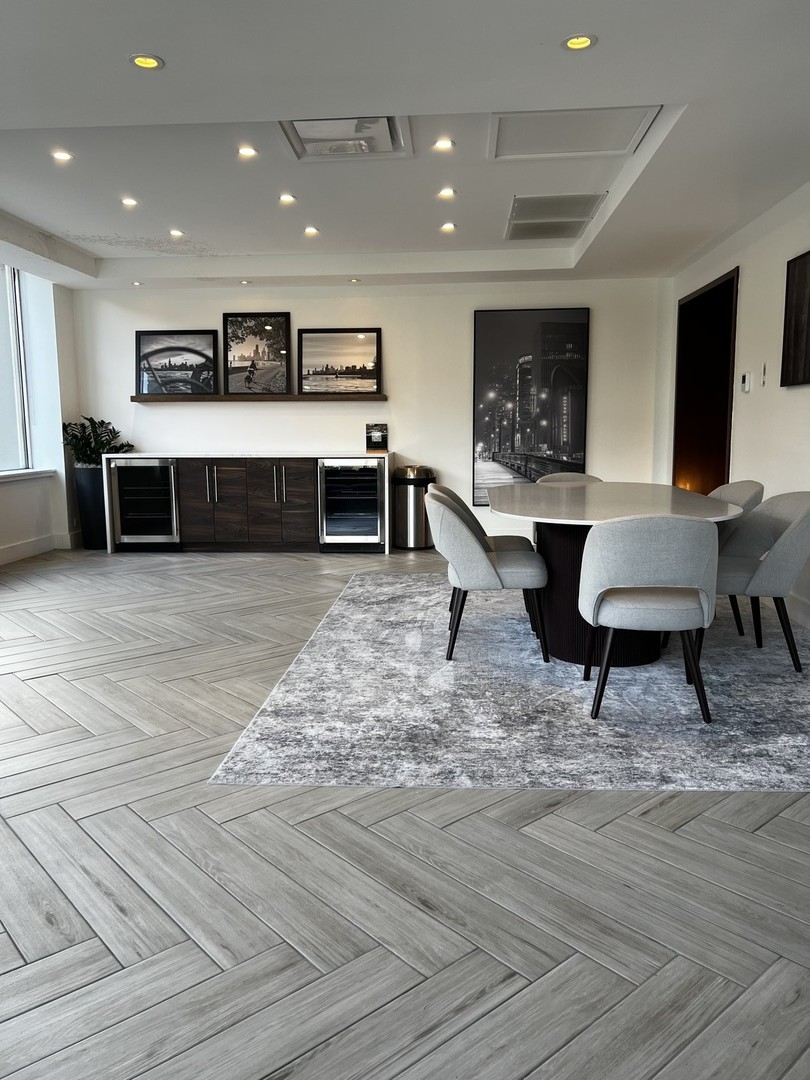 655 W IRVING PARK Road Unit: 5104