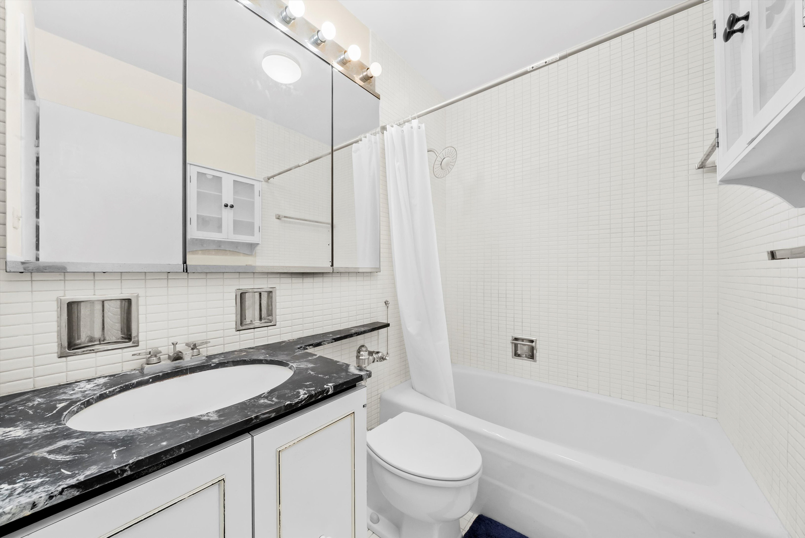 777 N Michigan Avenue Unit: 2202