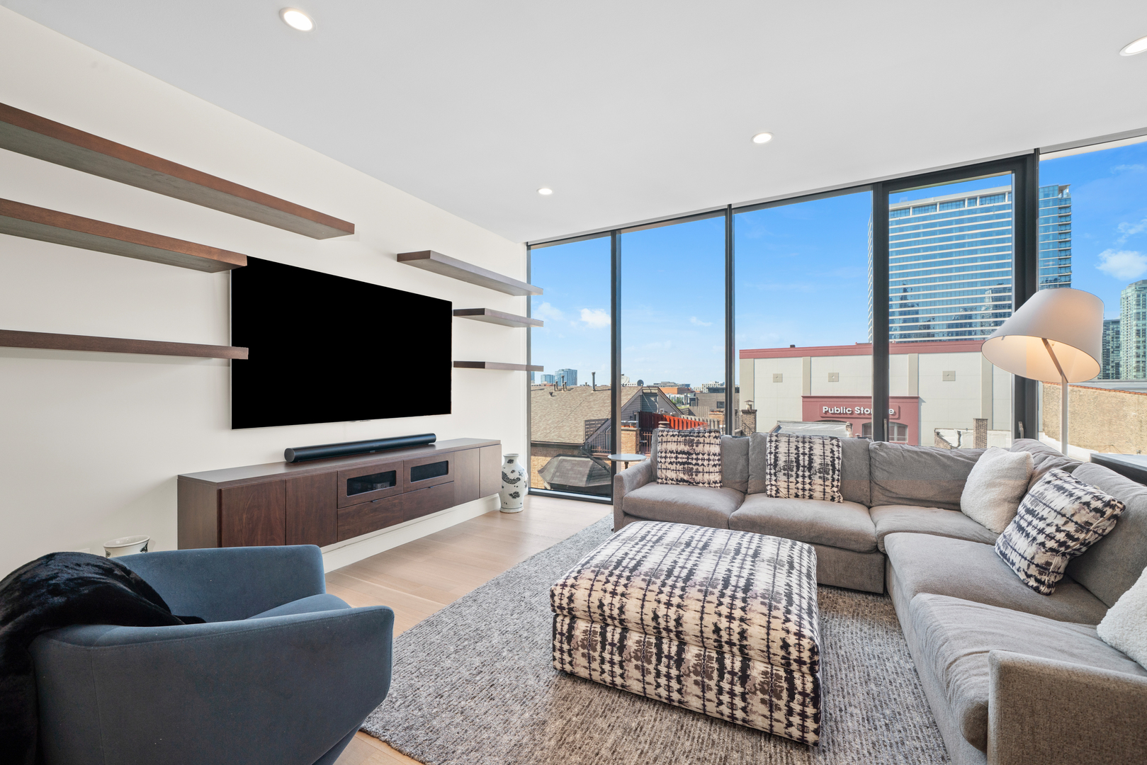 366 W Superior Street Unit: 604