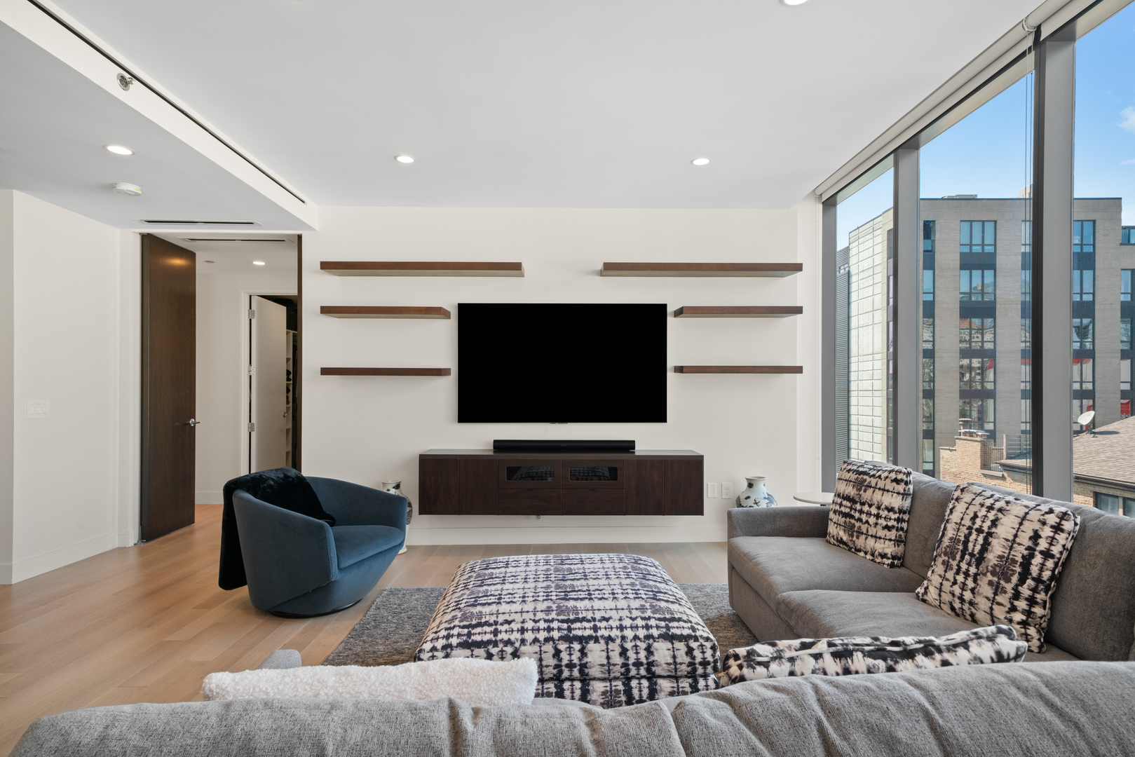 366 W Superior Street Unit: 604