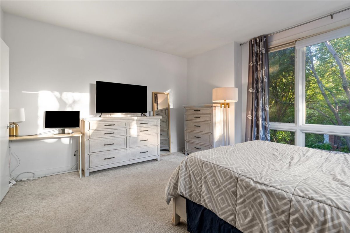 2312 W Wolfram Street