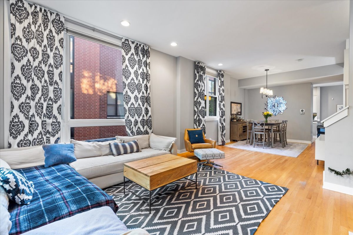 2312 W Wolfram Street