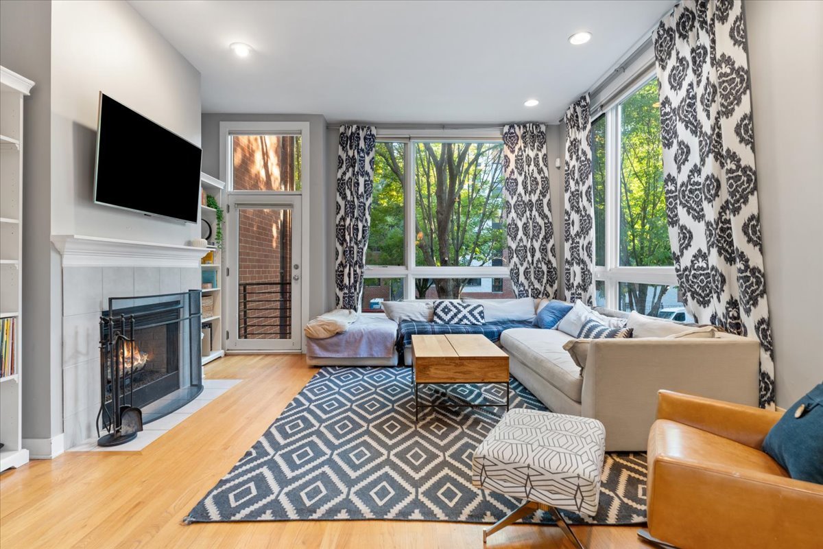 2312 W Wolfram Street