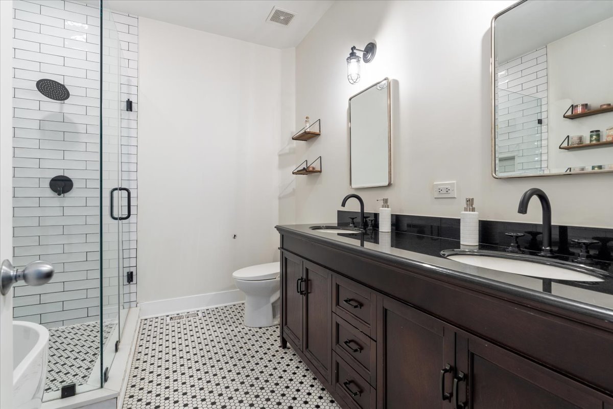 2312 W Wolfram Street