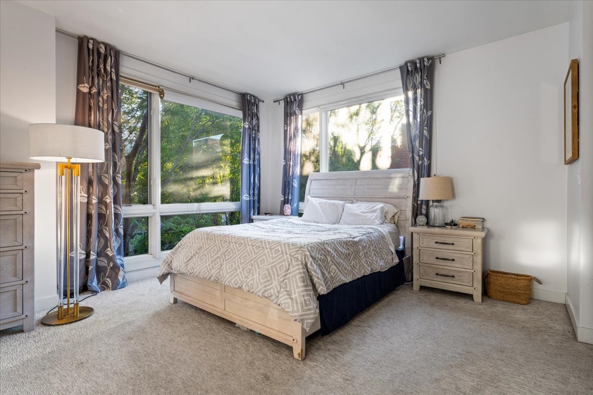 2312 W Wolfram Street