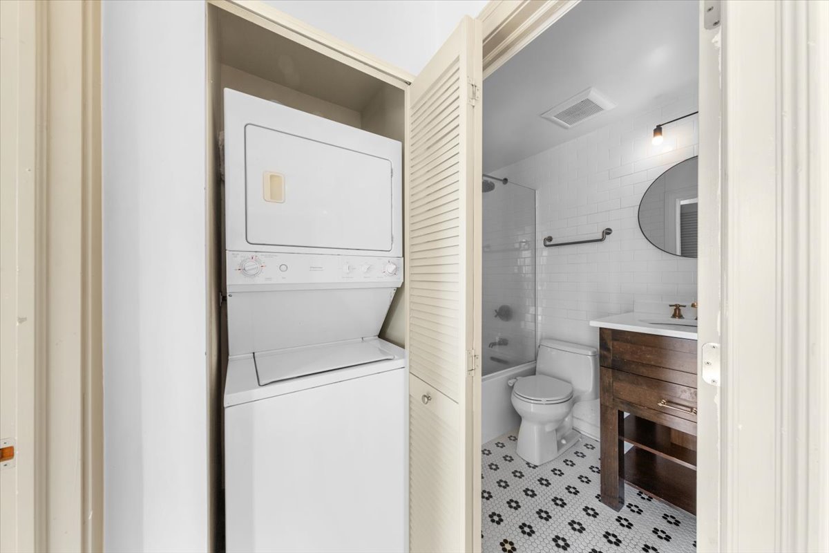 3900 N PINE GROVE Avenue Unit: 910