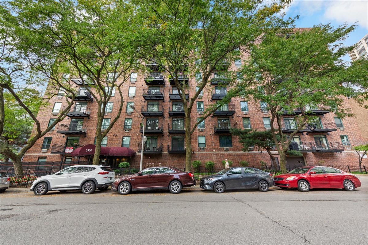 3900 N PINE GROVE Avenue Unit: 910