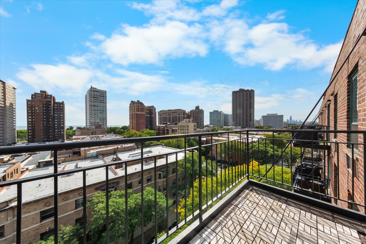 3900 N PINE GROVE Avenue Unit: 910