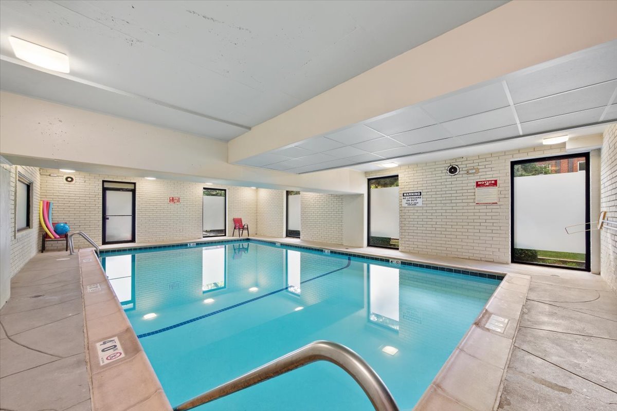 3900 N PINE GROVE Avenue Unit: 910