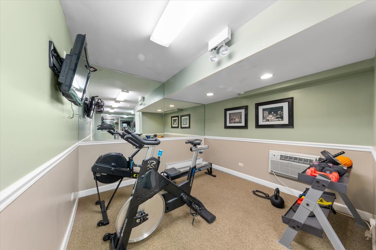 3900 N PINE GROVE Avenue Unit: 910