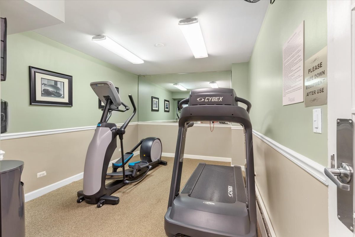 3900 N PINE GROVE Avenue Unit: 910