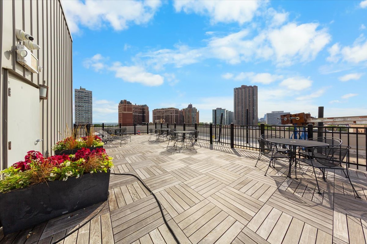 3900 N PINE GROVE Avenue Unit: 910