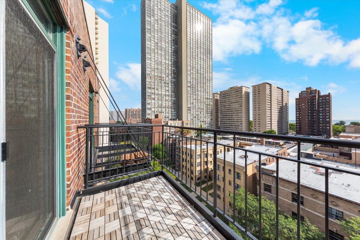 3900 N PINE GROVE Avenue Unit: 910