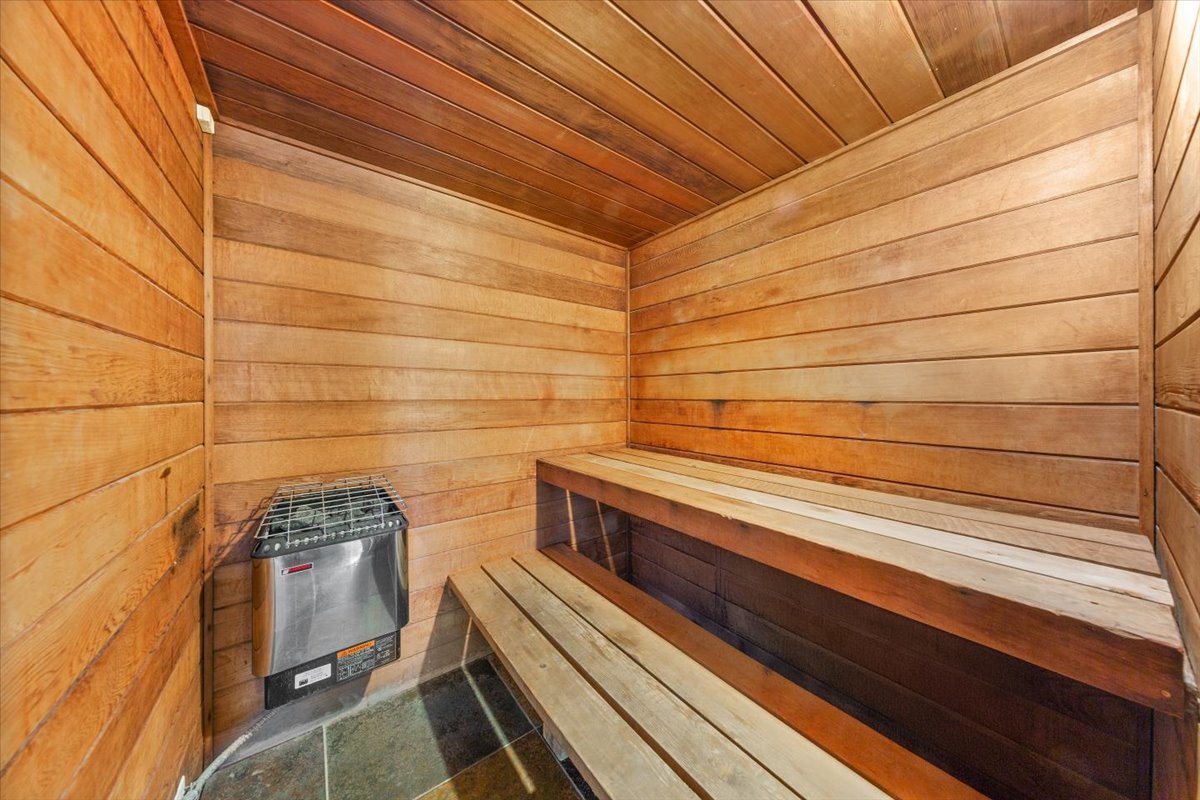 3900 N PINE GROVE Avenue Unit: 910