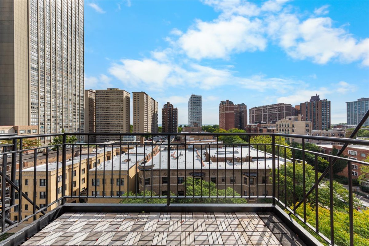 3900 N PINE GROVE Avenue Unit: 910
