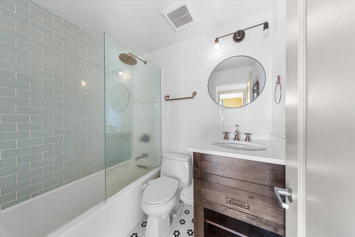 3900 N PINE GROVE Avenue Unit: 910