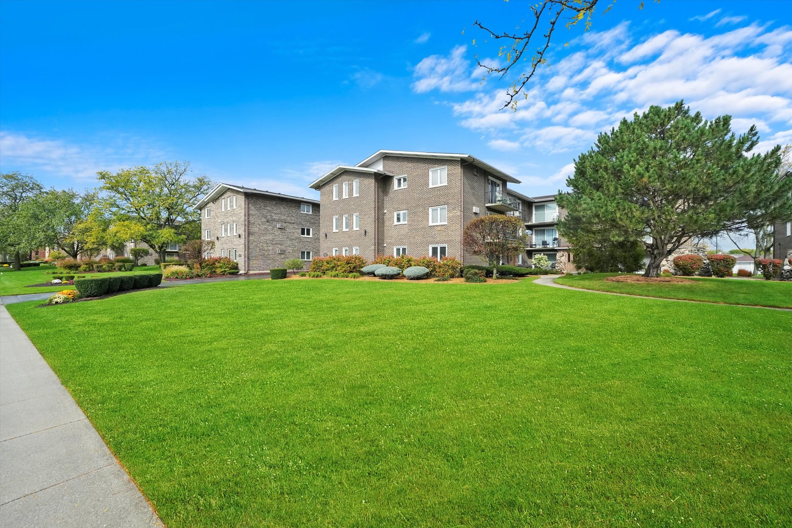 9016 W 140th Street W Unit: 3A