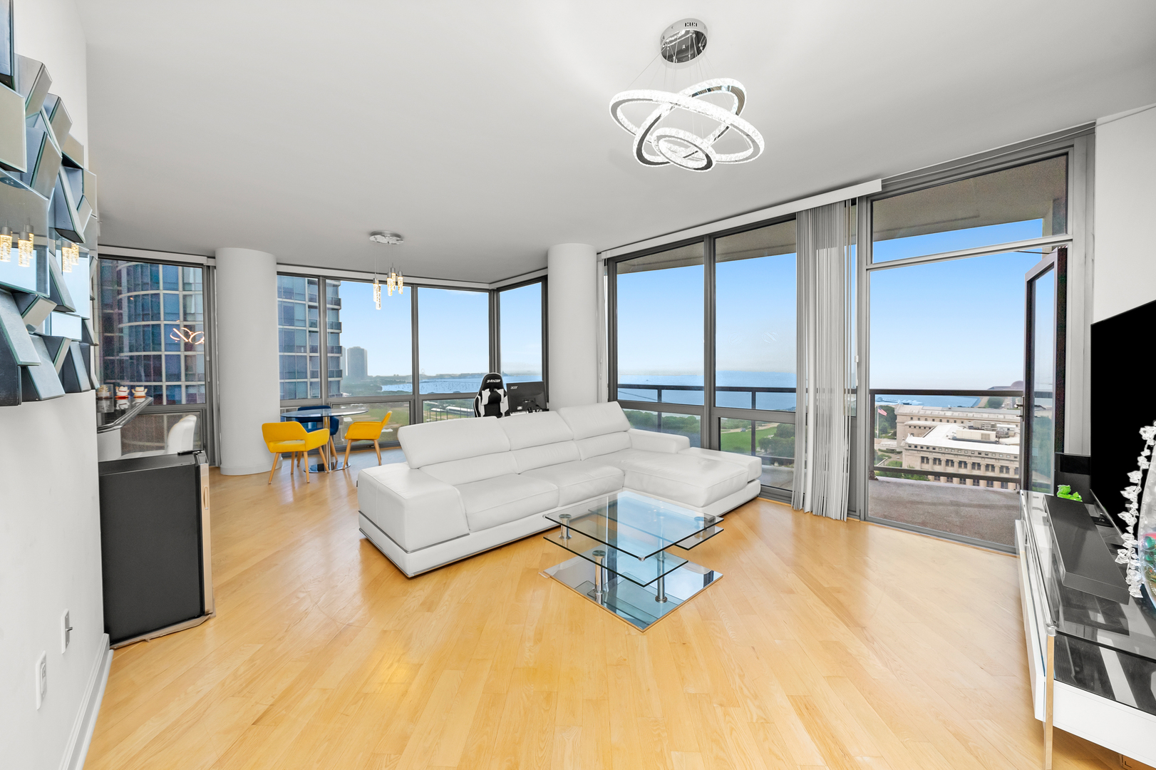 1235 S PRAIRIE Avenue Unit: 2101