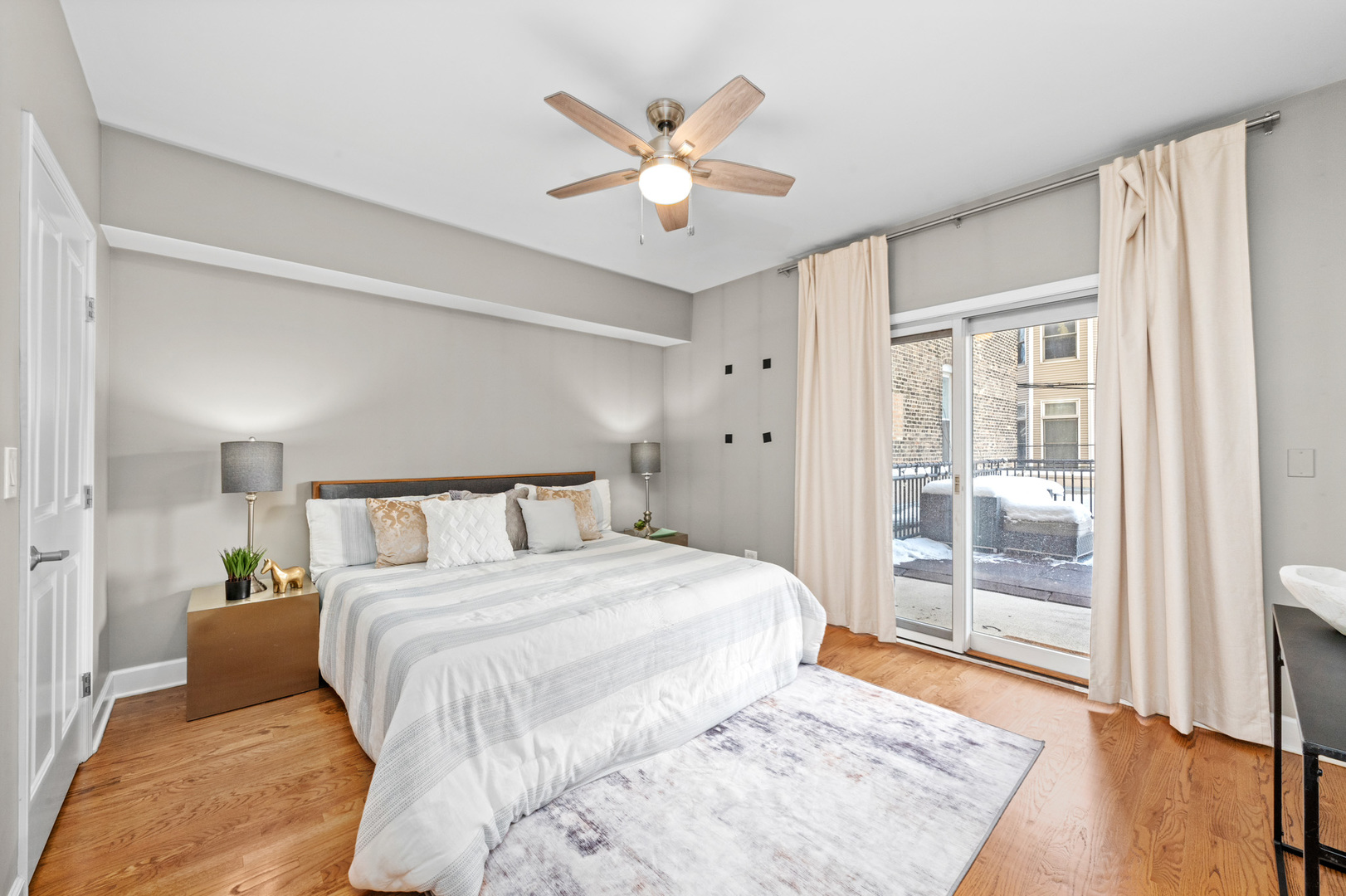 437 W North Avenue Unit: 203