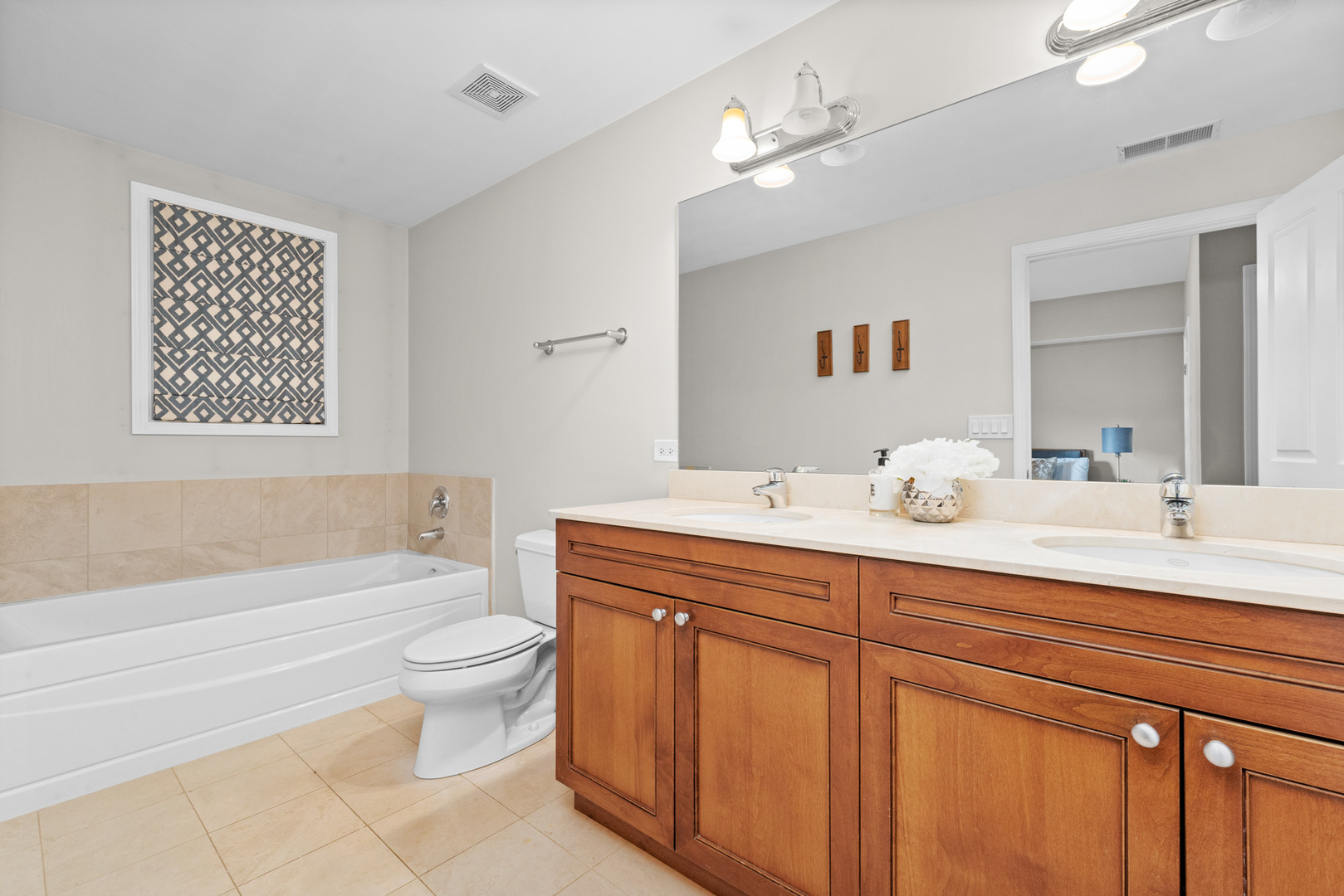 437 W North Avenue Unit: 203