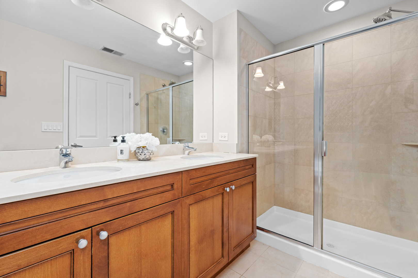 437 W North Avenue Unit: 203