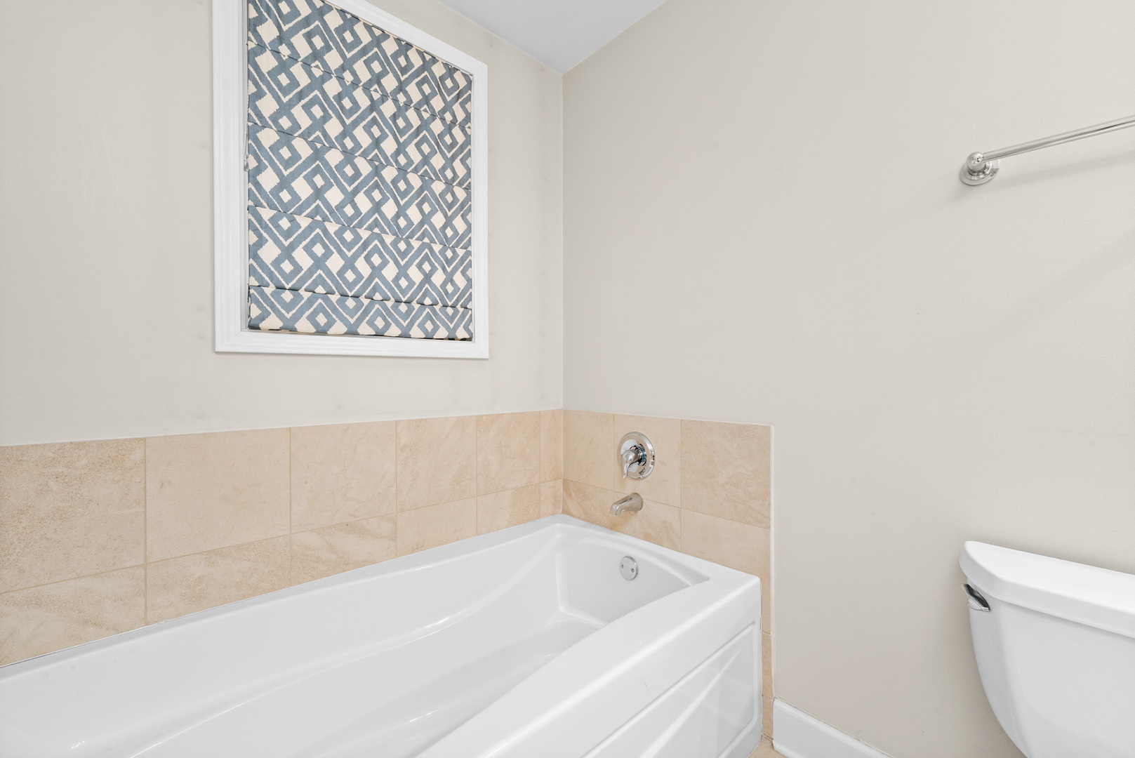 437 W North Avenue Unit: 203