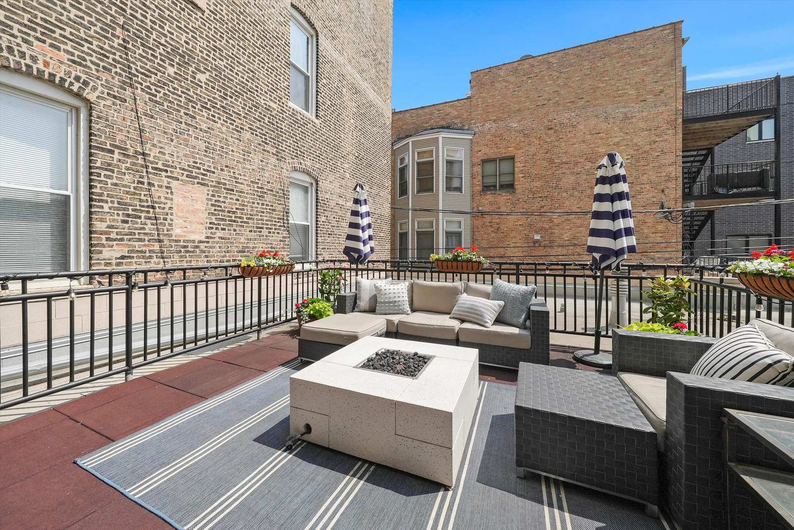 437 W North Avenue Unit: 203