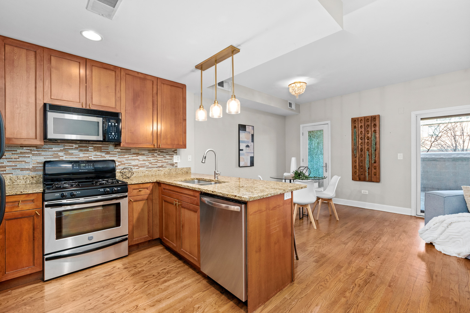 437 W North Avenue Unit: 203
