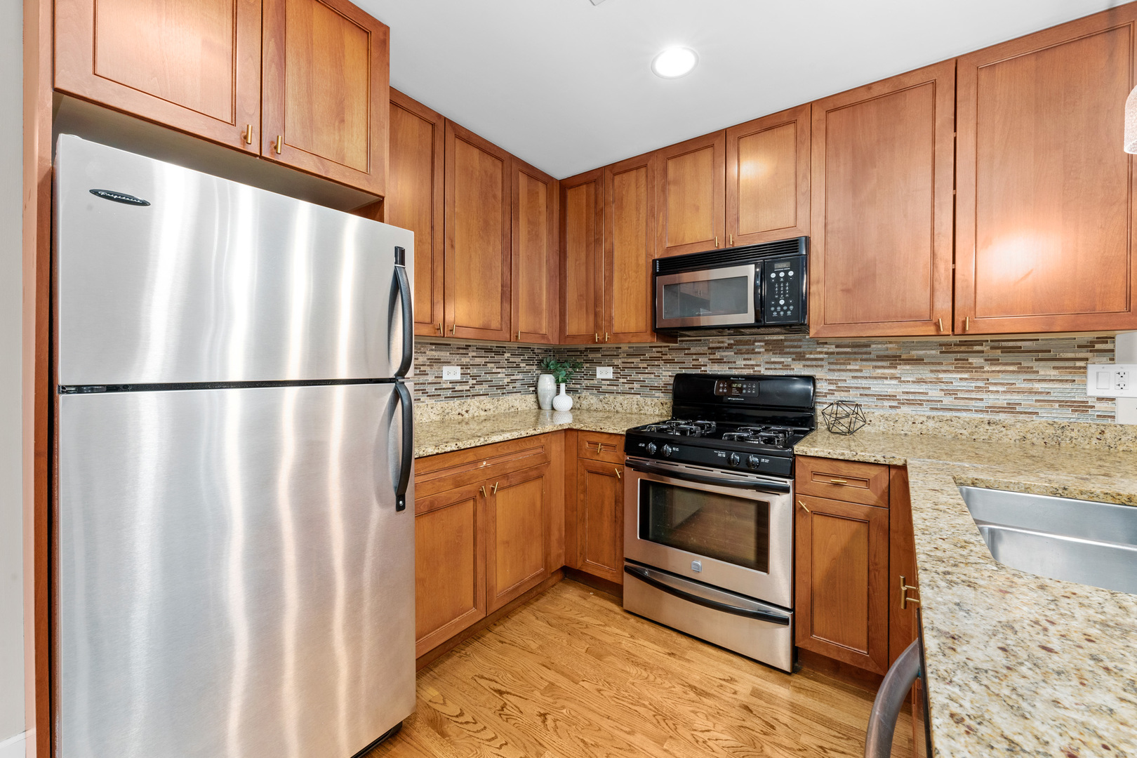437 W North Avenue Unit: 203