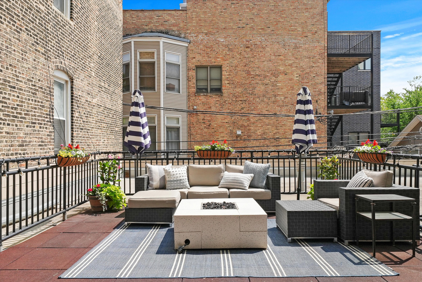 437 W North Avenue Unit: 203