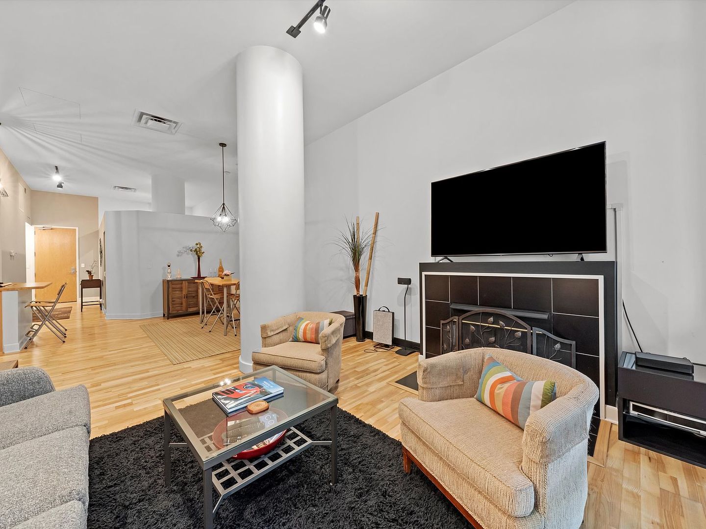 211 E Ohio Street Unit: 307