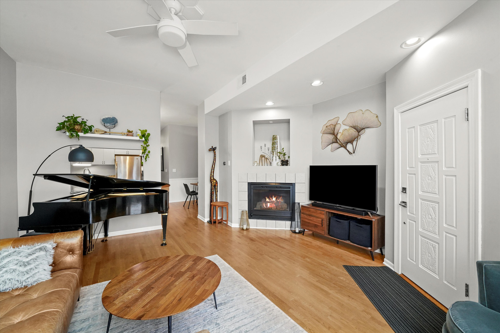 1339 W BARRY Avenue Unit: 2