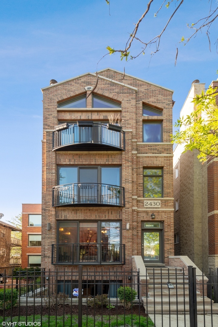 2430 W Iowa Street Unit: 3