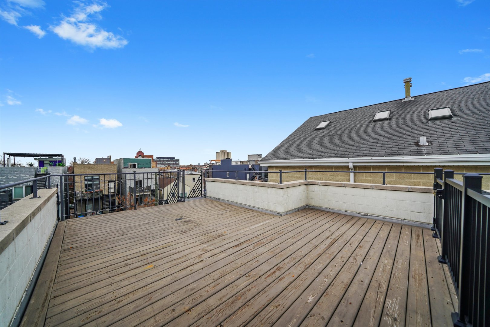 2430 W Iowa Street Unit: 3