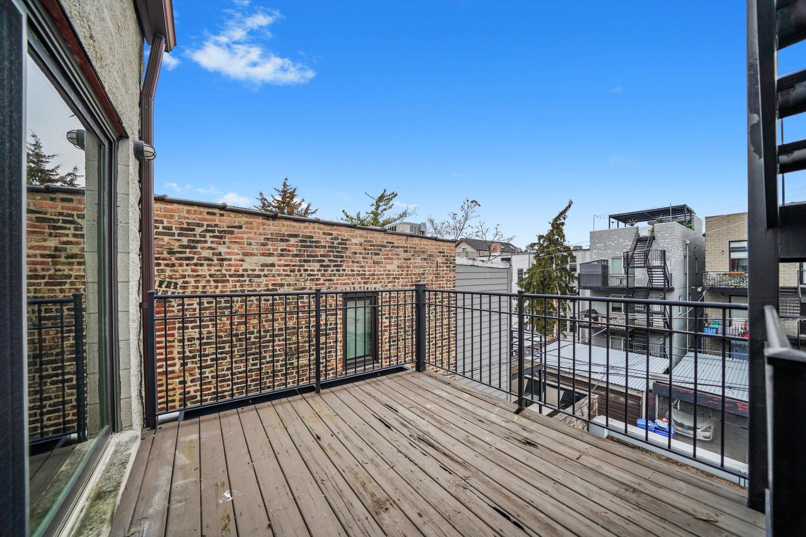 2430 W Iowa Street Unit: 3