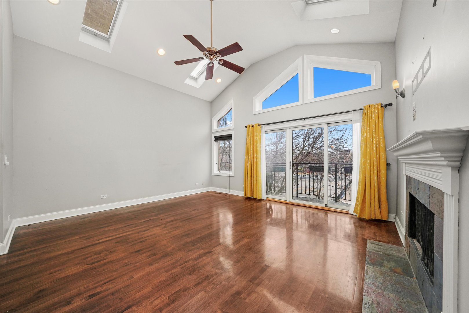 2430 W Iowa Street Unit: 3