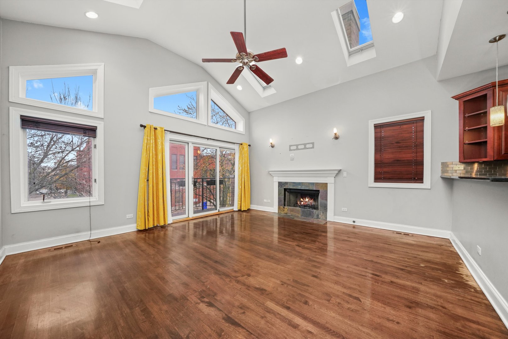 2430 W Iowa Street Unit: 3