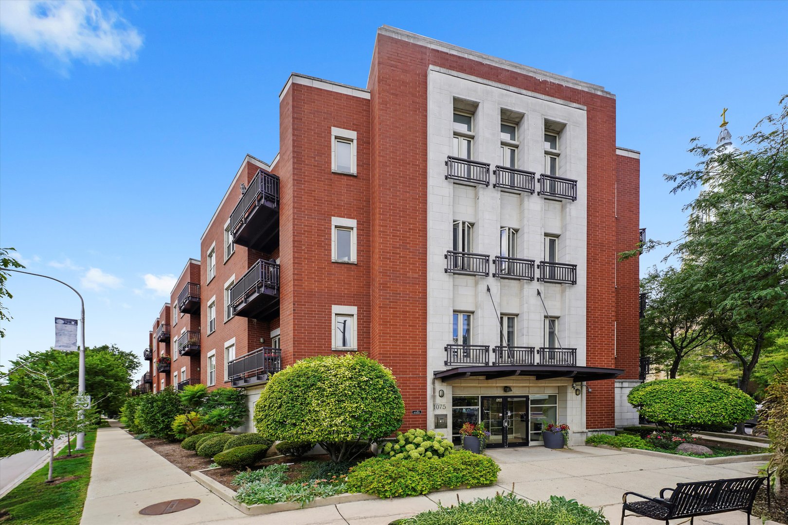 1075 W Roosevelt Road Unit: 206