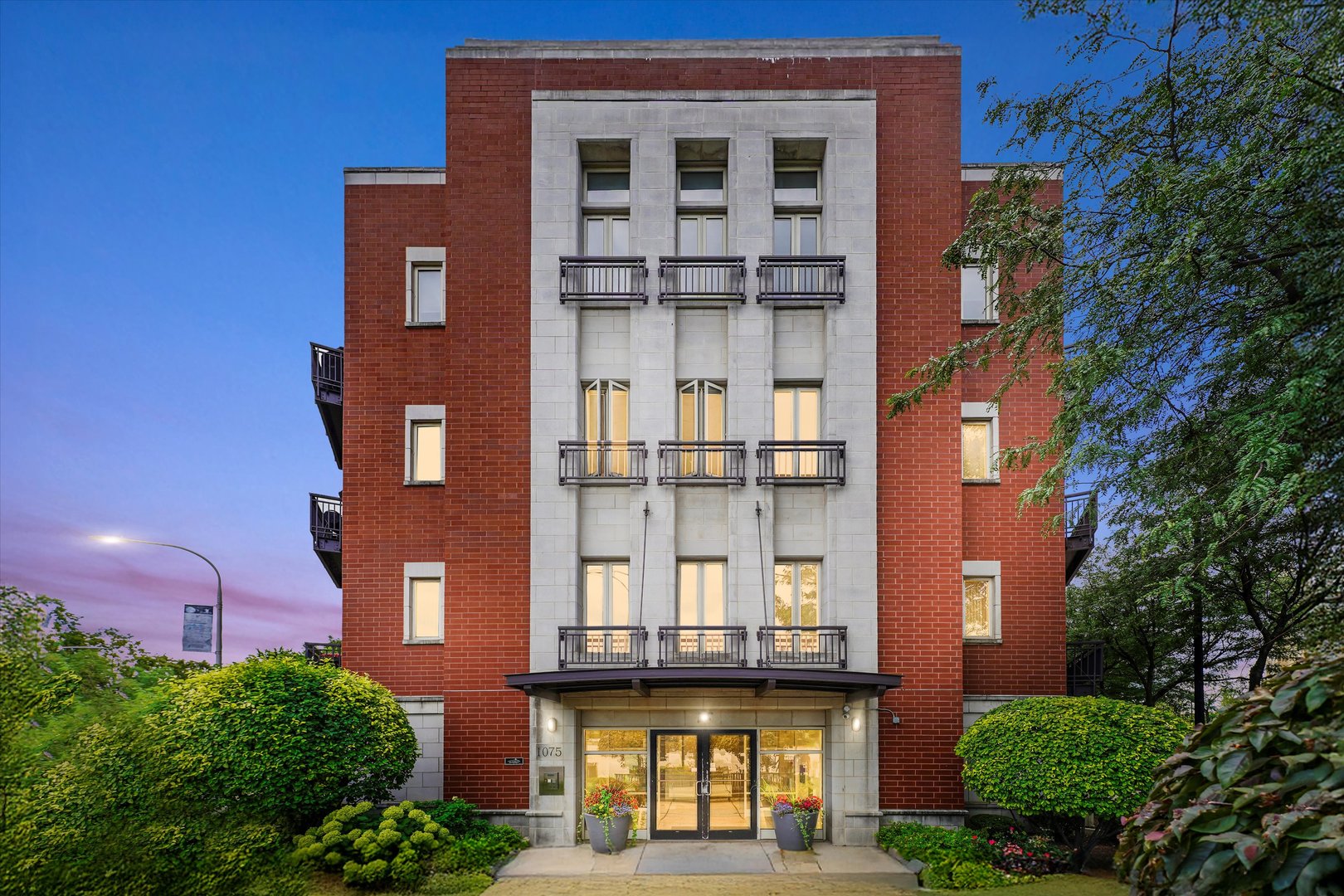 1075 W Roosevelt Road Unit: 206