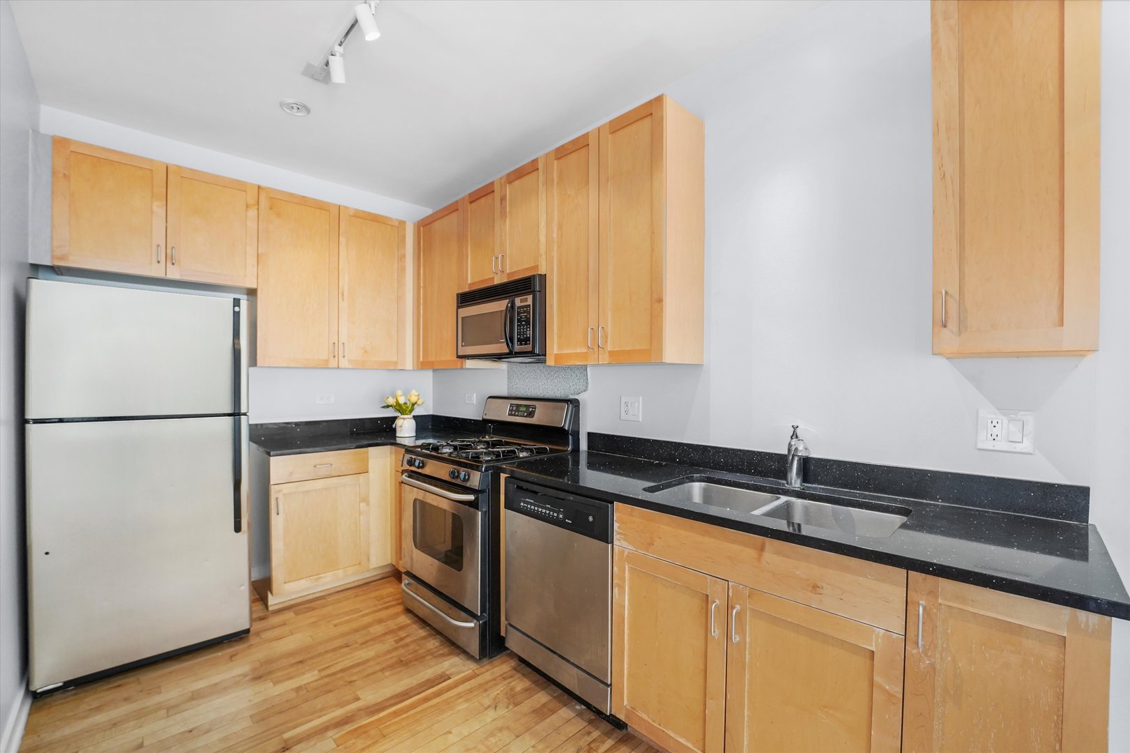 1075 W Roosevelt Road Unit: 206