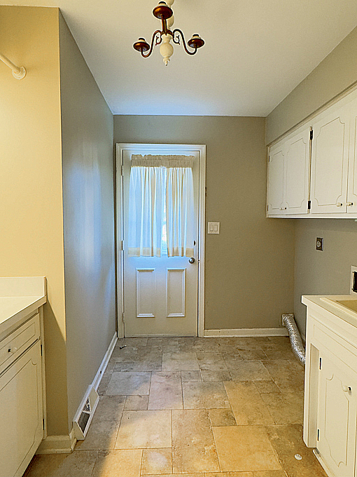 19W084 N Chateaux Avenue