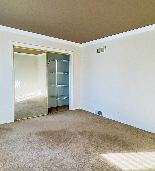 19W084 N Chateaux Avenue