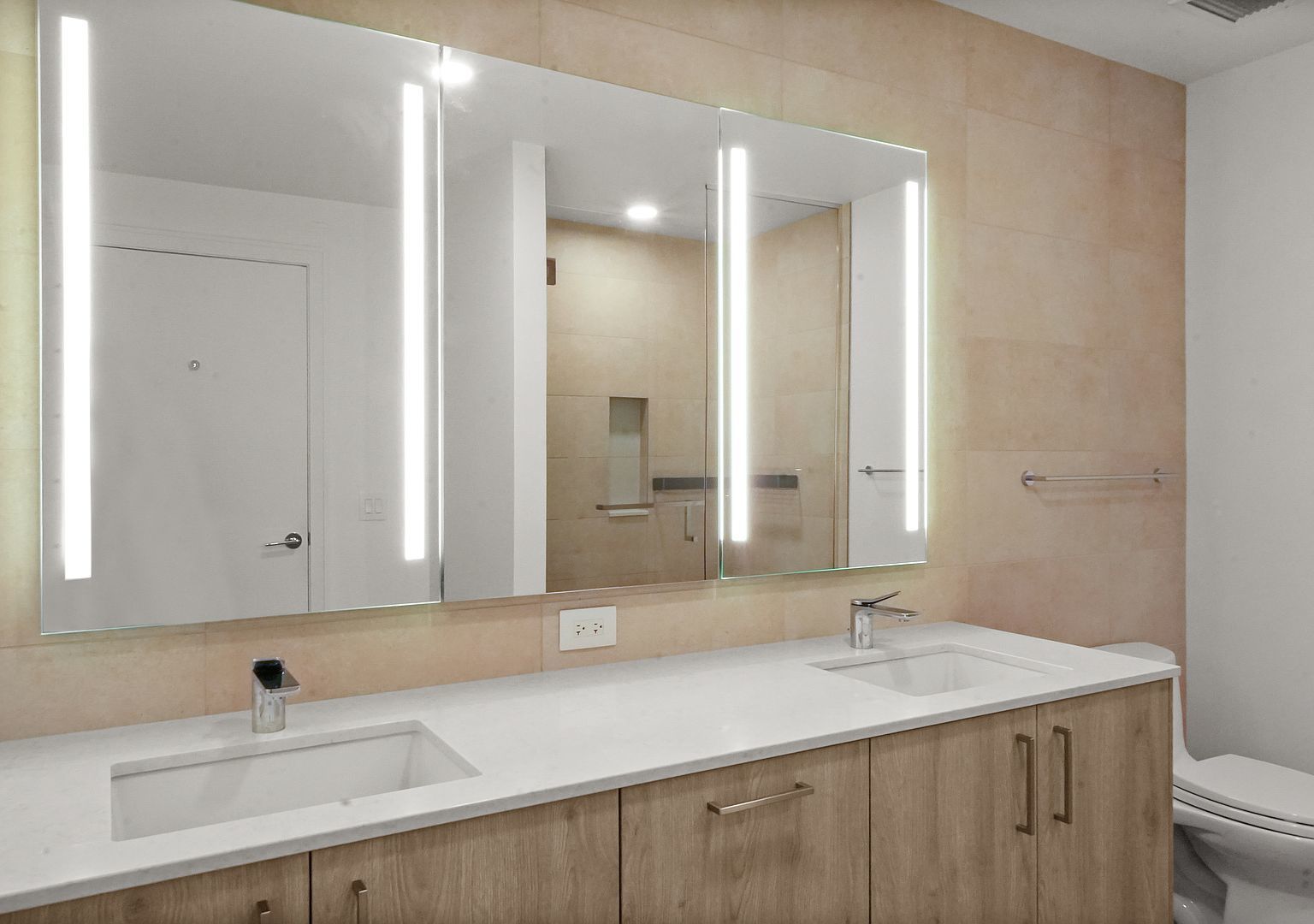 211 N Harbor Drive Unit: 2203