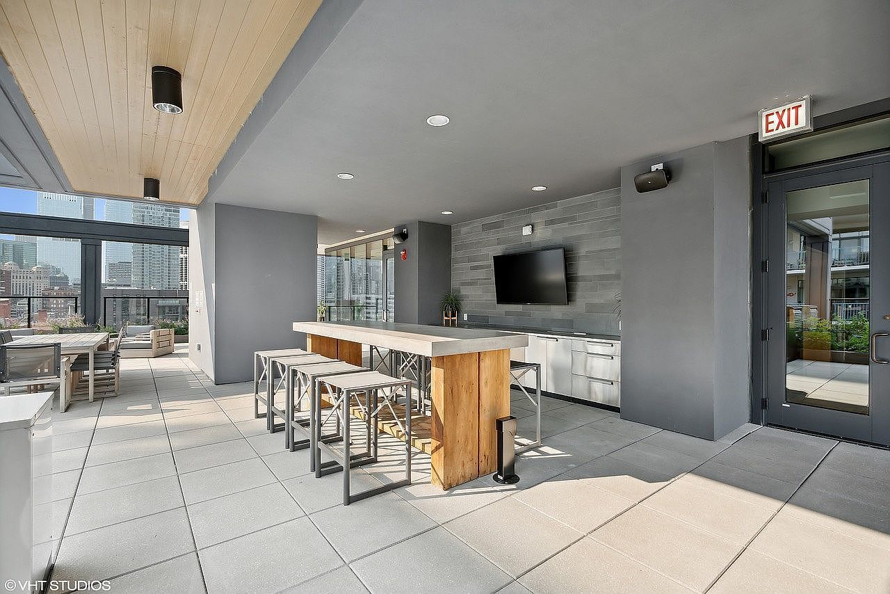 366 W Superior Street Unit: 801