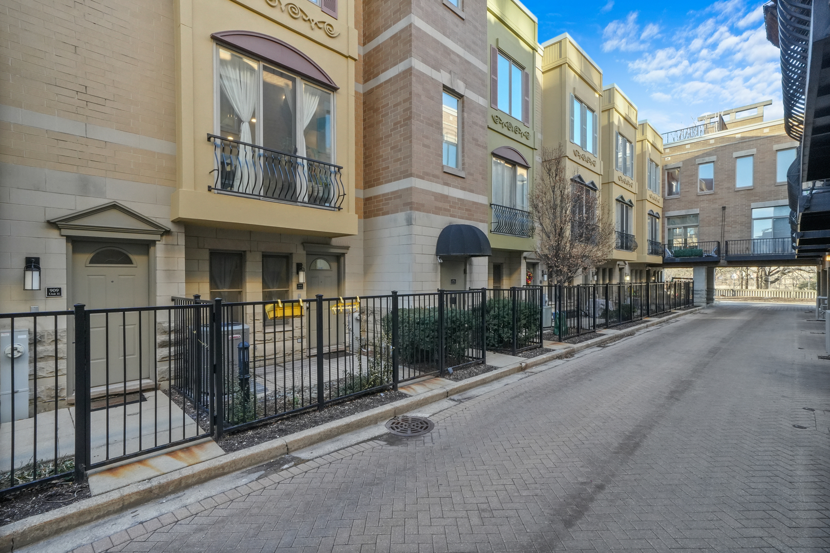 909 W Ohio Street Unit: 12