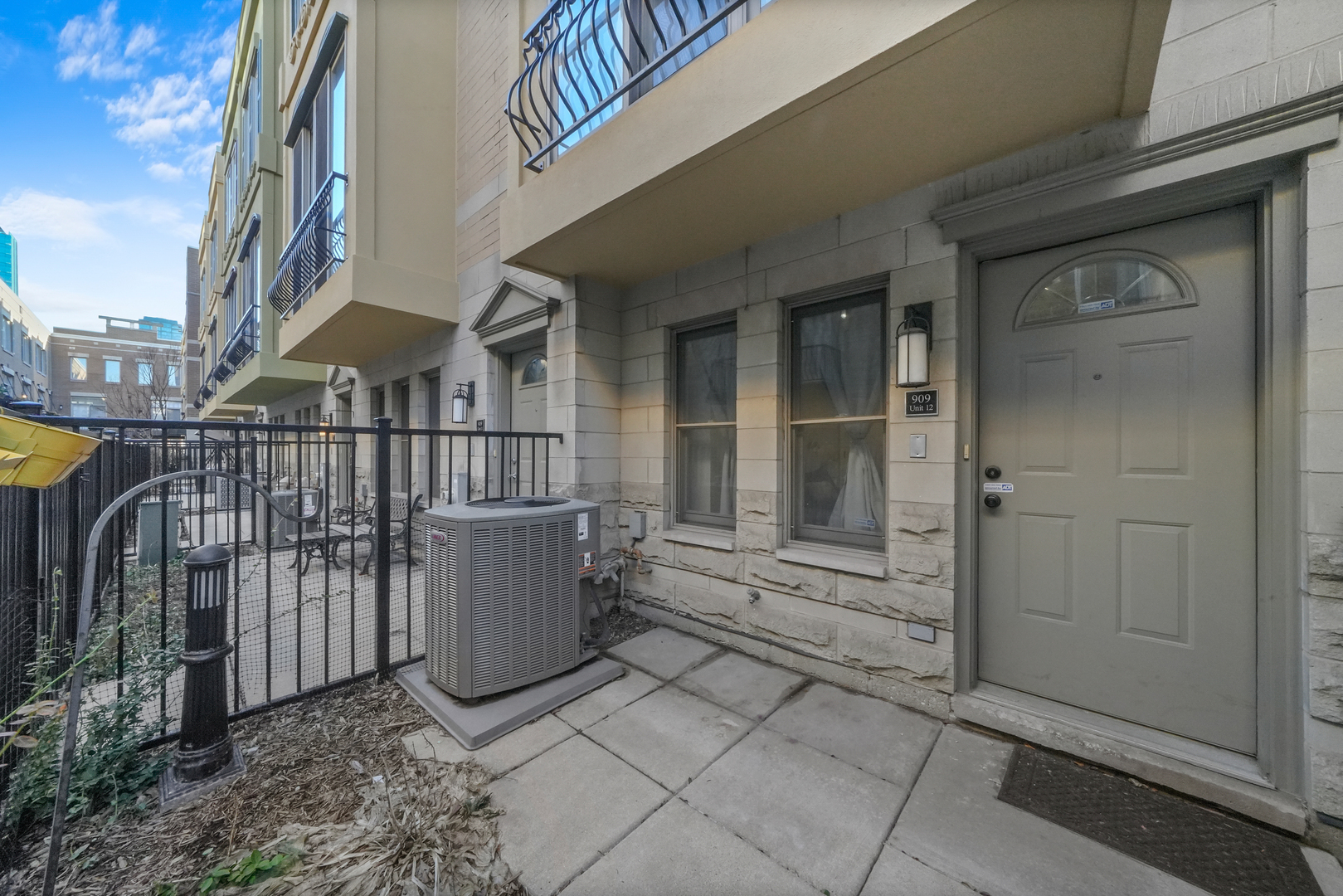 909 W Ohio Street Unit: 12