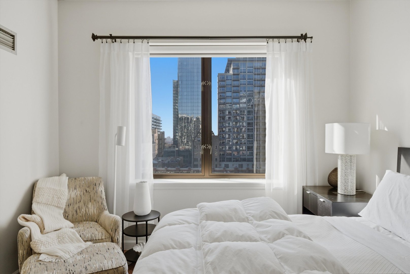 1322 S PRAIRIE Avenue Unit: 903