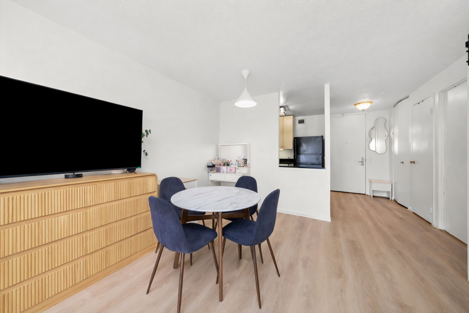 4343 N Clarendon Avenue Unit: 911