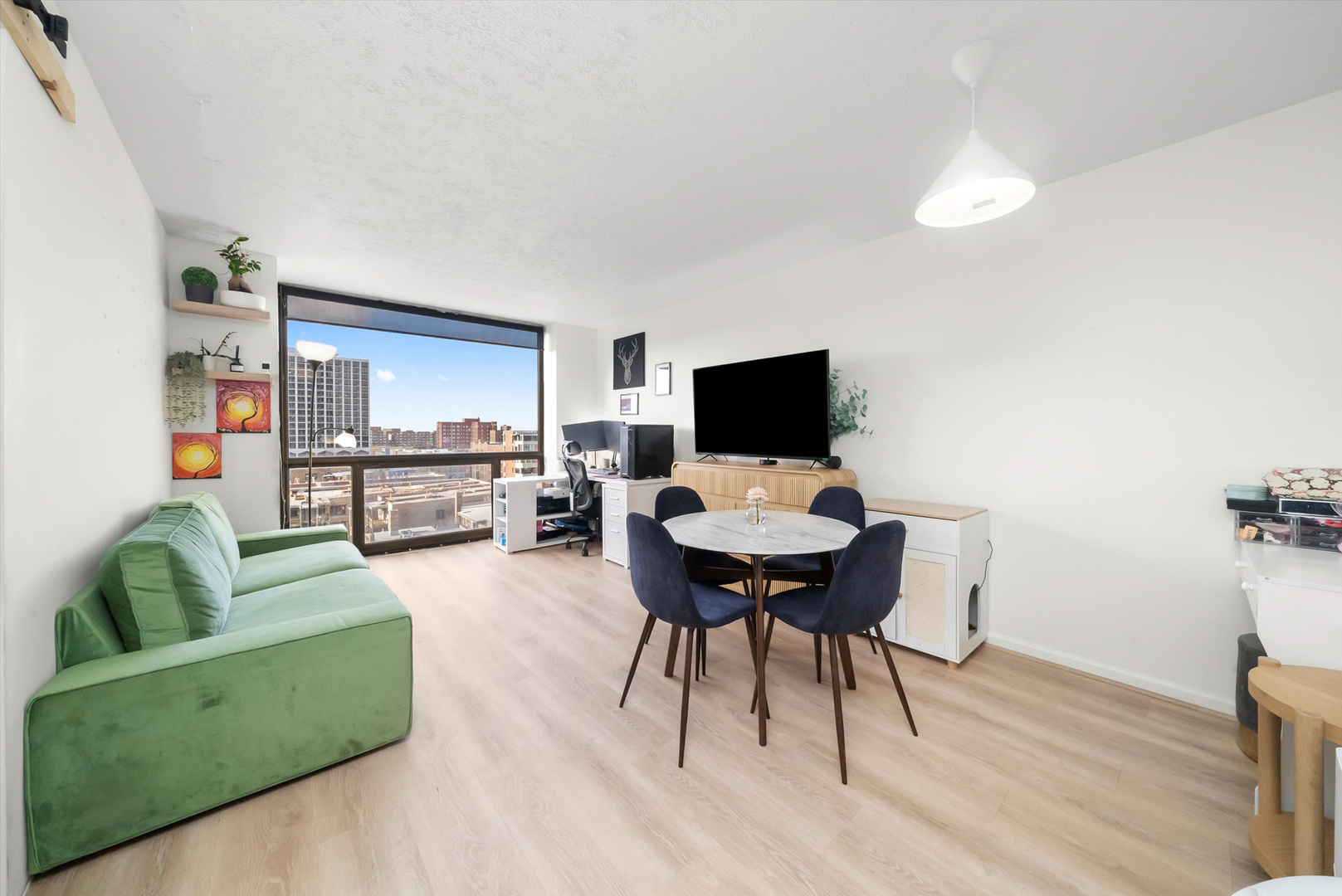 4343 N Clarendon Avenue Unit: 911