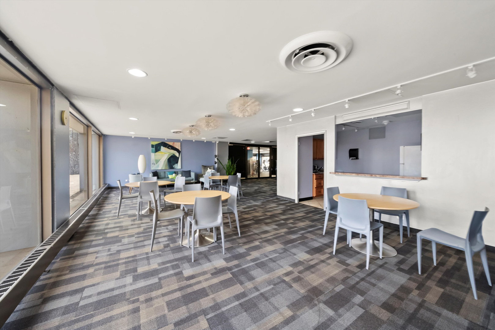 4343 N Clarendon Avenue Unit: 911